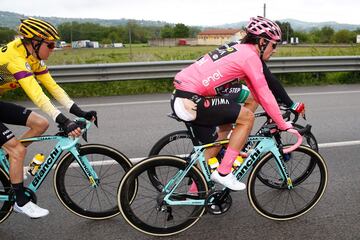 Primoz Roglic tras la caída en la sexta etapa entre Cassino y San Giovanni Rotondo.