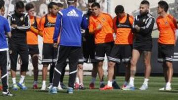 MOTIVOS. Enzo Pérez, ayer, da explicaciones a Nuno.