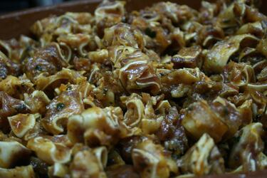 Tapa típica e ideal para deleitarse en muchos puntos de la capital. Entre los lugares más emblemáticos que realizan su elaboración se encuentran Casa Toni y La oreja de Jaime, ambos situados en la misma calle.