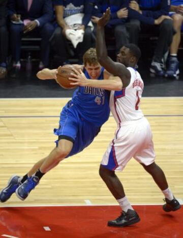 El jugador de los Clippers de Los Ángeles Lance Stephenson bloquea el paso al alemán Dirk Nowitzki, de los Mavericks de Dallas.