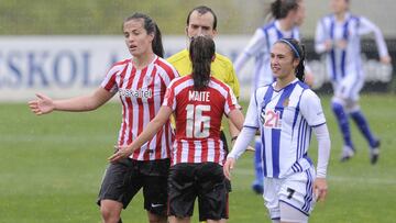 Nahikari Garc&iacute;a, en el derbi vasco, junto a las rojiblancas Maite Oroz y Joana Flaviano. 