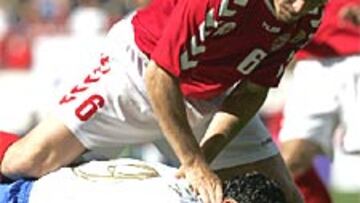 Helveg, sobre Vieri en un momento del partido.