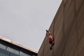 El escalador ruso se encaram¨® al edificio de Bancolombia de doce plantas en la ciudad de Medell¨ªn, llegando arriba en tan s¨®lo nueve minutos.