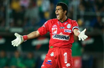 El histórico guardameta mexicano salió de Torreón por diferencias con el entrenador portugués Pedro Caixinha. Oswaldo fue reemplazado por Agustín Marchesín, lo que le obligó a retirarse de las canchas.