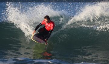 Ibon surfea de rodillas debido a su amputación. Tuvo que reaprender a surfear y, ahora, es subcampeón del mundo.