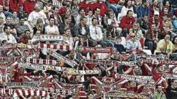 <b>LA MAREA GRANA NO DECRECE. </b>Pese a la ausencia de visitantes glamourosos, la afición grana tiene que claro que hay que seguir fieles.