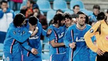 <b>HÉROES AZULONES. </b>De la Red felicita a Braulio por un gol que llevaba tiempo buscando y Granero abraza al emocionado Contra.