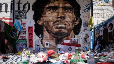 Pero Maradona no tenía pierna derecha