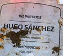 Las placas de Hugo Sánchez y Agüero, pisoteadas y escupidas