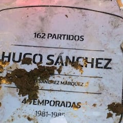 Las placas de Hugo Sánchez y Agüero, pisoteadas y escupidas