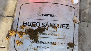 Las placas de Hugo Sánchez y Agüero, pisoteadas y escupidas