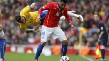 Gonzalo Jara y Neymar en el último duelo entre Brasil y Chile.