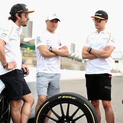 Hamilton quiere ganar cinco millones más que Alonso