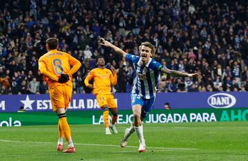 1-0. Carlos Romero celebra el primer tanto.