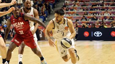 Facundo Campazzo conduce el balón en el partido de cuartos del Real Madrid frente al UCAM Murcia.