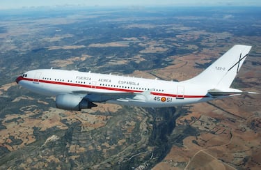 El Airbus A310 es un avión de transporte militar de largo alcance utilizado por el Ejército del Aire de España para misiones de carga y transporte de personal. Este modelo cuenta con una capacidad de carga de 21,6 toneladas y puede alcanzar una velocidad de hasta 900 km/h. En la actualidad cuentan con dos aeronaves.