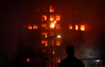 Un incendio de grandes dimensiones arrasa un edificio de 14 plantas generando una gran columna  de fuego y una densa humareda dificultano a los bomberos las labores de extición.