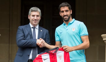 El 31 de agosto de 2015 fich¨® por el Athletic, por cuatro a?os y nueve millones, m¨¢s uno en variables. El equipo de Valverde acababa de conquistar la Supercopa de Espa?a. Eternamente discutido en San Mam¨¦s por su exceso de revoluciones, muy pronto se meti¨® a la gente en el bolsillo. Fichaba por el equipo al que hab¨ªa marcado m¨¢s goles en toda su carrera: 5 en 18 partidos. Su sociedad con Aduriz funcionaba de maravilla. En su primera temporada disput¨® 41 partidos y marc¨® once goles (siete en liga, tres en Europa League y uno en Copa). Sufri¨® una lesi¨®n de rodilla en el S¨¢nchez Pizju¨¢n y le dej¨® en el dique seco durante seis semanas. El 17 de marzo de 2016 cumpli¨® 50 partidos en la Europa League, una locura. Estuvo en San Siro en la final de la Champions animando al Atl¨¦tico, que cay¨® de nuevo ante el Madrid.