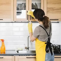 Si eres de los que ordenas mientras cocinas, la psicología dice que tienes estos rasgos especiales