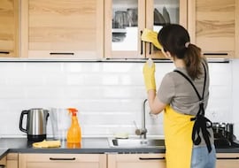 Si eres de los que ordenas mientras cocinas, la psicología dice que tienes estos rasgos especiales