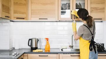 Si eres de los que ordenas mientras cocinas, la psicología dice que tienes estos rasgos especiales