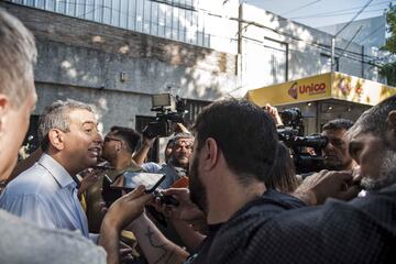 Pablo Javkin, alcalde de Rosario, ante los supermercados de la familia de Antonela Rocuzzo.