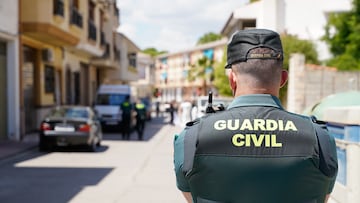 La Guardia Civil y los servicios funerarios en la puerta del domicilio donde se ha producido el asesinado de nos menores y posterior suicidio del asesino , a 20 de mayo de 2024 en Granada (Andaluc¨ªa, Espa?a). Un hombre de unos 72 a?os que permanec¨ªa atrincherado desde ¨²ltima hora de la tarde del domingo junto a sus dos nietos en una vivienda de Hu¨¦tor T¨¢jar (Granada) ha matado a ambos menores y se ha suicidado despu¨¦s, seg¨²n han detallado a Europa Press fuentes de la Guardia Civil.
20 MAYO 2024
Arsenio Zurita
20/05/2024