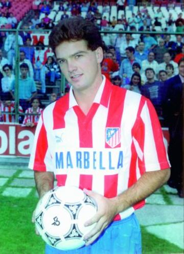 Jugó dos temporadas en el Atlético de Madrid 92/93 y 93/94, en la temporada 94/95 fichó por la Real Sociedad
