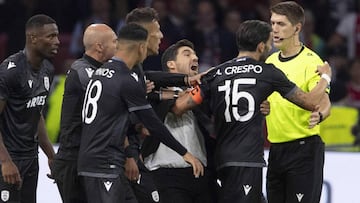 Amsterdam (Netherlands), 13/08/2019.- PAOK Saloniki coach Abel Ferreira (3-R) reacts after the UEFA Champions League third qualifying round, second leg soccer match between Ajax Amsterdam and PAOK Saloniki, in Amsterdam, The Netherlands, 13 August 2019. (