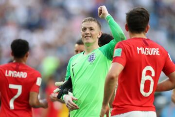 Jordan Pickford saluda a los aficionados ingleses desplazados en San Petersburgo.