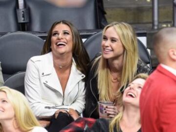 Lea Michele y Becca Tobin, juntas en el Staples.