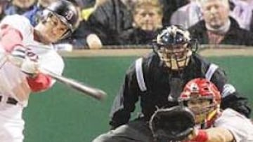 <b>DECISIVO. </b>Este doble hit de Bellhorn valdría dos carreras para Boston, claves en el triundo del segundo partido de la actual Serie Mundial.