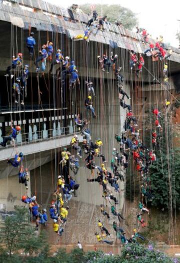 Varios deportistas haciendo rápel para formar los anillos olímpicos en Sao Paulo