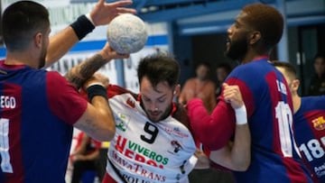 La defensa del Bar?a intenta frenar al extremo del Nava Dani P豕rez (6 tantos).