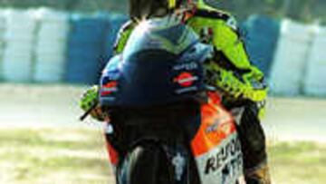 Valentino Rossi, haciendo un caballito con su moto en un entrenamiento en el circuito jerezano.