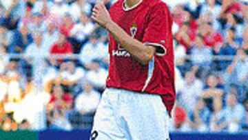 <b>MATADOR DEL ÁREA</B>. Karanka quiere marcar en Mendizorroza.