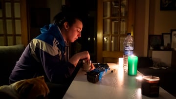 Una mujer se ilumina en el interior de su casa con la ayuda de velas e iluminación a pilas durante el apagón general, en Madrid, a 28 de abril de 2025. Un apagón eléctrico ha asolado España, Portugal y parte de Francia a las 12.30h. de la mañana. Sin saber aún las causas concretas del apagón, poco a poco se está recuperando el suministro eléctrico en todas las regiones de la Península Ibérica. (A. Pérez Meca / Europa Press)
A. Pérez Meca / Europa Press
28/04/2025