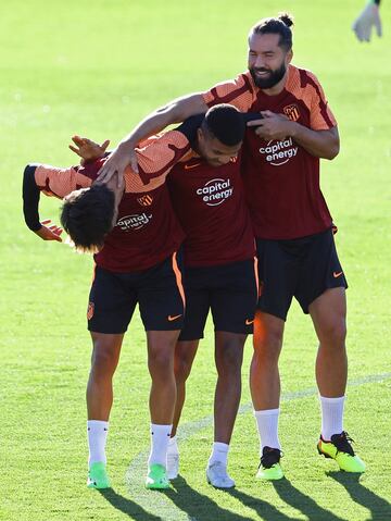 Joao Felix, Reinildo y Felipe.