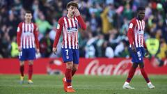 Los jugadores del Atl&eacute;tico se marchan cabizbajos. 