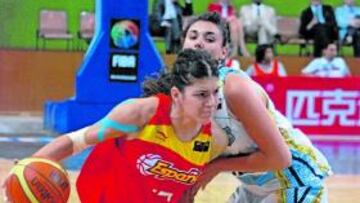 <b>A POR SU SEGUNDA MEDALLA DEL VERANO. </b>La española Marta Xargay intenta penetrar ante un rival.