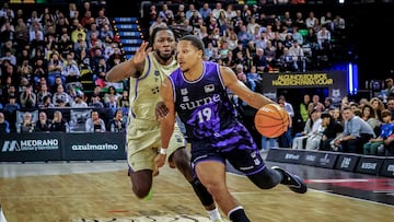 BILBAO, 28/12/2025.- El base sueco del Surne Bilbao Basket, Melwin Pantzar (d) y el alero estadounidense del Barça Myles Cale (i), durante el partido de la Liga Endesa disputado este domingo en el Bilbao Arena de la capital vizcaína. EFE/Javier Zorrilla