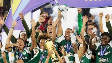 AME1076. BOGOTÁ (COLOMBIA), 16/08/2024.- Jugadoras de Cali levantan el trofeo de campeonas luego de ganar el partido de la final de la Liga Profesional Femenina entre Santa Fe y Deportivo Cali en el estadio El Campín en Bogotá (Colombia). EFE/ Carlos Ortega