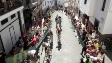 Los ciclistas subiendo por el Chaparral.