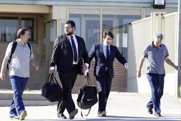 Ángel María Villar y su hijo Gorka saliendo de la prisión de Soto del Real.