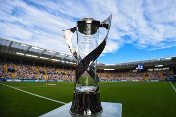 El trofeo en el estadio de Friuli en Udine.