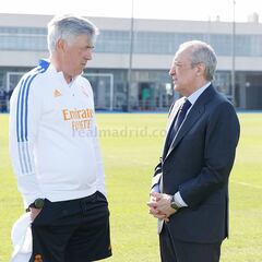 Florentino Pérez visita la plantilla del Madrid en Valdebebas