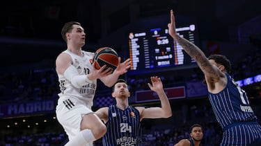 El alero del Real Madrid Mario Hezonja (i) entra a canasta ante varios jugadores del Anadolu, durante el partido de la EuroLiga de baloncesto que Real Madrid y Anadolu Efes disputan este jueves en el Movistar Arena.