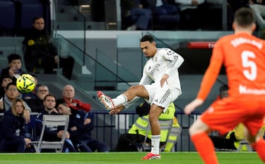 El mejor partido del inglés desde que llegó a Madrid. Rozó la perfección y acalló las dudas que albergaban los seguidores blancos por su bajo rendimiento. Esta versión de Trent le puede dar mucho a su equipo.