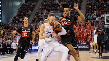 El madridista Dzanan Musa trata de superar la defensa de Michael Caicedo, cedido por el Barça al Granada.