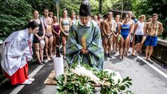 Descubre los mejores saltos desde la plataforma de 27 metros en Takachiho durante los primeros días de competición de la cuarta parada de la Serie Mundial Red Bull Cliff Diving 2023. En la foto, los clavadistas (al fondo) observan un ritual tradicional de purificación antes del comienzo. 